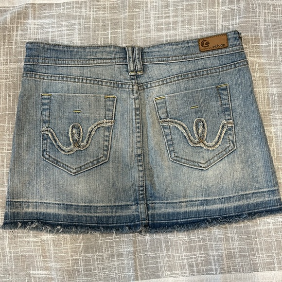 Denim skirt- size 5 Juniors- Excellent used condition - Picture 2 of 3